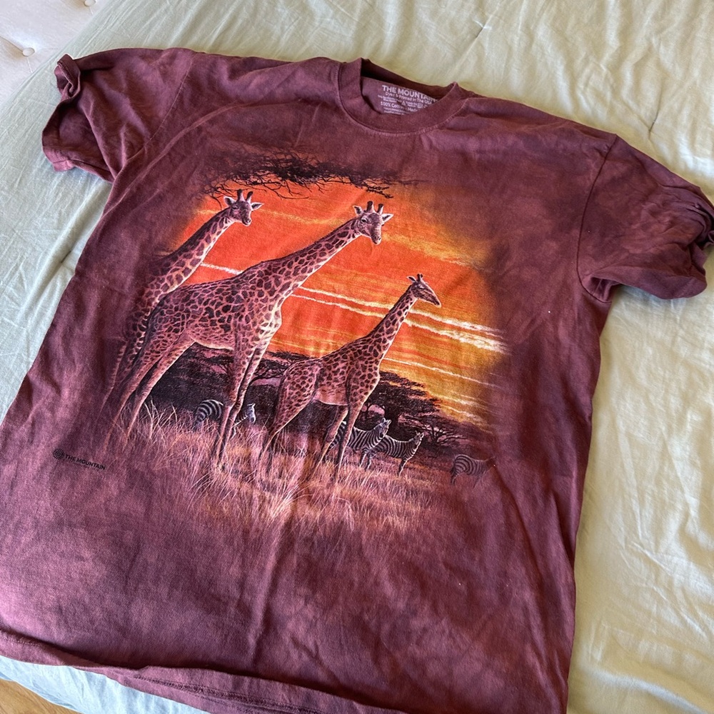 The Mountain Giraffe tee